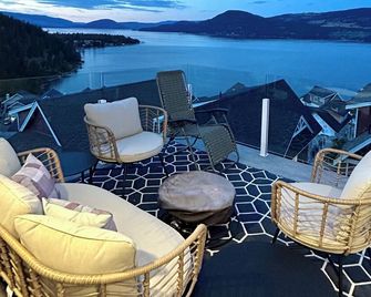 New cottage. Fully equipped. So just kick off your shoes and relax. - Kelowna - Balcony