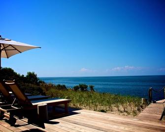 Chic, secluded beachfront house on the North Fork (limited avails this summer!) - Riverhead - Patio