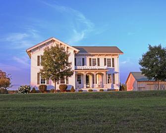 Sanctuary Inn - a stylish country house - Pulaski - Building