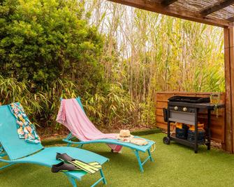 Le Mimosa, Mobil-Home Climatise Au Coeur Du Vignoble Et A Quelques Metres De La Mer - Hyères - Innenhof