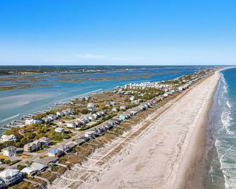 Oceanfront Gem w/ Rooftop Deck: Steps to Sand - Topsail Beach - Playa
