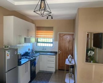 Lovely 2-bedroom apartment in fantastic Manzini location - Manzini