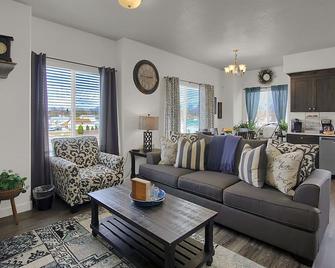 Fabulous Luxury Apt Fast Wifi 4khdtv Hill Afb - Clearfield - Living room