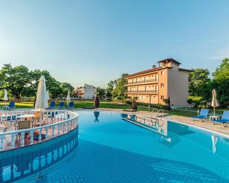 Sintrivanis Resort Beach - Paralia Skotinas
