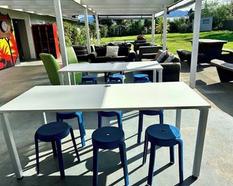 Happy Apple Backpackers - Motueka - Patio