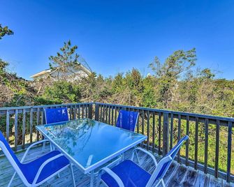 West of the Moon Ocean Apt with Beach Access! - Emerald Isle - Balcón