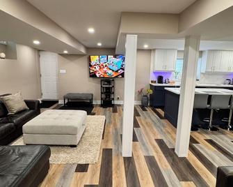 Brand New Luxury Entire Private Suite, Open Concept Retreat, close to everything - Ajax - Living room