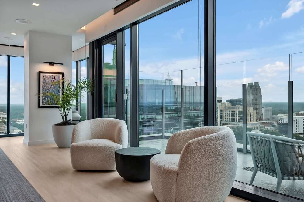 High-Rise Apt Raleigh Free Parking & Sunset View 1 - ראליי - סלון