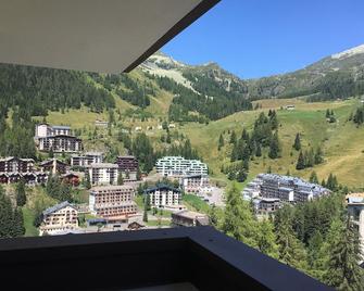Panorama of Foppolo, the mountains and the slopes in the morning sun - Foppolo - Balcony
