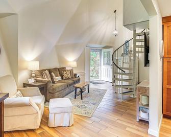 3 Mi to Kent Falls: Nature Escape w/ Deck & Garden - Cornwall Bridge - Living room