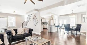 Luxe Private Getaway In The Heart Of Baltimore! - Baltimore - Living room