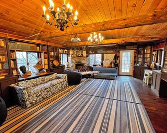 Spectacular 1890's Lodge in the Gunks with 150' Waterfall - Wallkill - Sala