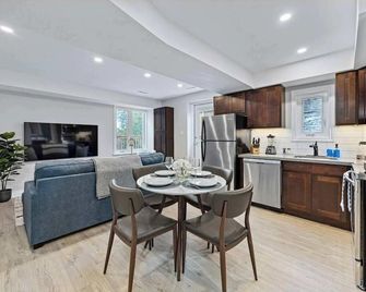 Casa Hotel Stylish Modern Family Suite with Patio - Toronto