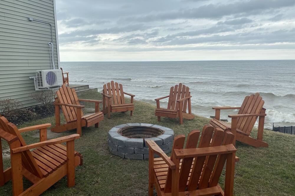 Lakefront Home Water Front Pet Friendly Steps from Winery Wi-Fi & Cable - Geneva - Playa