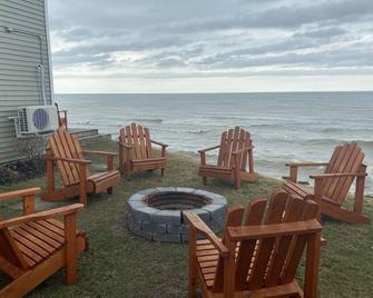 Lakefront Home Water Front Pet Friendly Steps from Winery Wi-Fi & Cable - Geneva - Playa