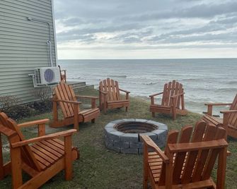 Lakefront Home Water Front Pet Friendly Steps from Winery Wi-Fi & Cable - Geneva - Playa