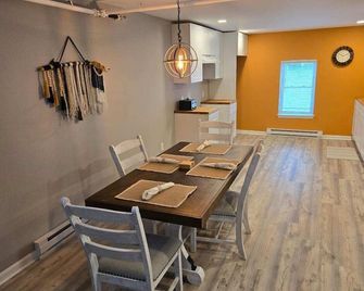 Brand New! Just 8 minutes to Bethel Woods 2 Bedroom, 3rd Floor Apartment - Kenoza Lake - Comedor