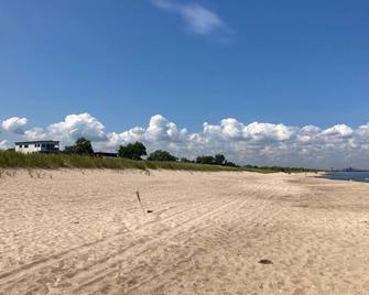 The Goldfinch Cottage Mid-Century 3-bd retreat in lakeside Miller Beach WiFi, AC - Gary - Beach