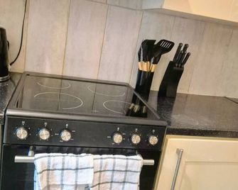 Modern 3 Bed Home Central Location free WiFi Netflix and street parking - Middlesbrough - Kitchen