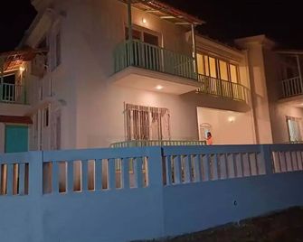 Lovely double room with a balcony - Benaulim - Bâtiment