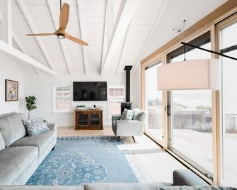 Ocean Front Cottage!! Beauty on the outside, Charm on the inside! - Cayucos - Soggiorno
