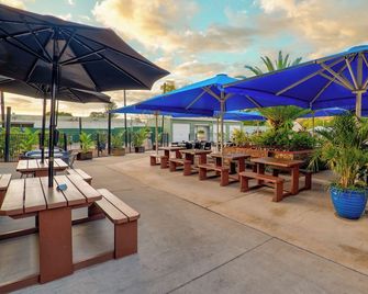 Esk Grand Hotel - Esk - Patio