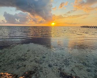 Scenic and Peaceful Location! Quiet Room w/ Fantastic Island View, Outdoor Pool - 西灣