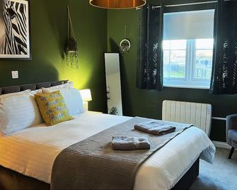 Riverside View - Large, modern 4 bedroom house with hot tub - Wooler - Bedroom