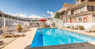 Econo Lodge Downtown - Colorado Springs - Bể bơi
