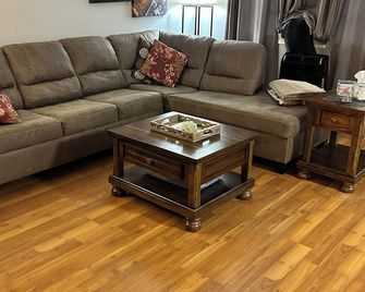 accessible- parkside gem-3 bdm corefloor home-pet friendly. - Thunder Bay - Living room