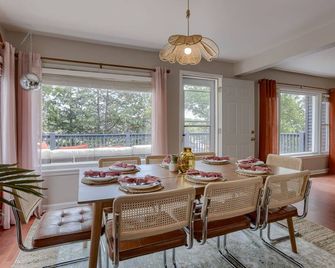 5bd Charming Home - Pool Table & Backyard - Omaha - Dining room