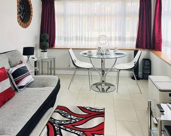 Black Pan Holiday Cottage - Sandown - Living room