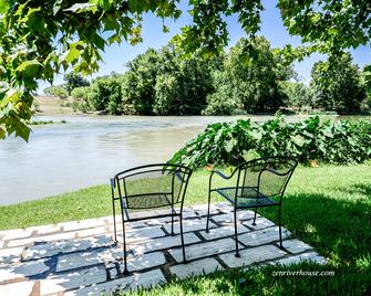 The Riverhouse Pet Friendly Zen River Retreat - Bastrop - Innenhof