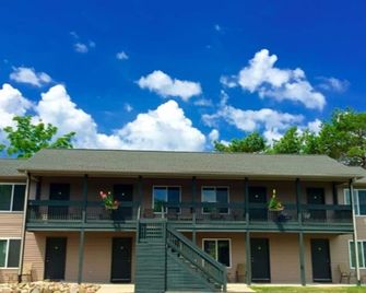 Blue Spruce Motel - Port Austin - Building