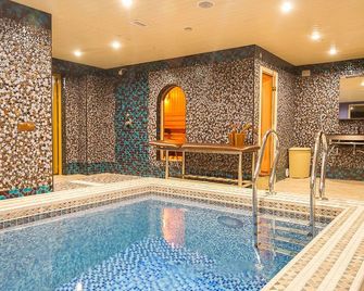 Salut Hotel Almaty - Almatý - Piscina