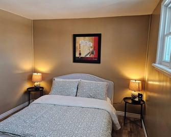Beautiful Bungalow on Grand River in Fergus. - Fergus - Bedroom