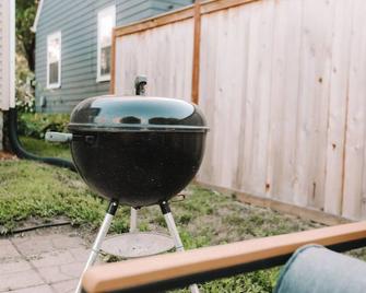 Dearly Beloved, We are gathered here to sleep and listen to Prince tunes - Mineápolis