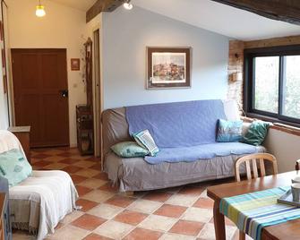 Le Bac: peaceful gîte in the heart of nature with panoramic view and swimming pool - Reynes - Sala de estar