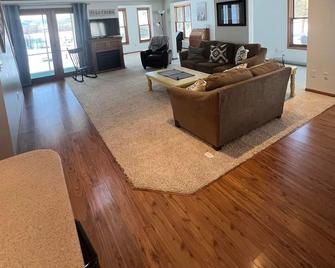 Country Charm Over River Valley And Horse Farm - La Crescent - Living room