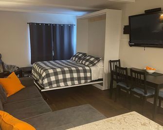 Hemlock Haven | Pool, Hot tub, Sauna, Wi-Fi, BBQ, Games Room, 2Queen, Ski-in/out - Agassiz - Slaapkamer
