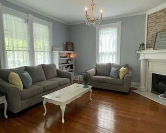 Parris on Main - Perfect for downtown Shelbyville, Bourbon Trail, and the Derby - Shelbyville - Living room
