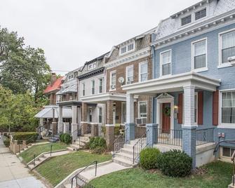 Spacious NW Family Retreat in Tranquil Neighborhood - Washington, D.C. - Building