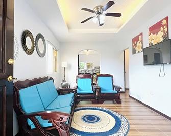 Apong Martina's Guest House La Union - San Gabriel - Living room