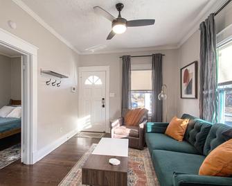 New Mid-Century Modern Bungalow! Ideal Location -3bed/2br - Kansas City - Living room