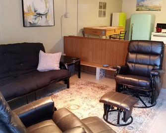 Cozy One Bedroom Studio Apt - Lewistown - Living room
