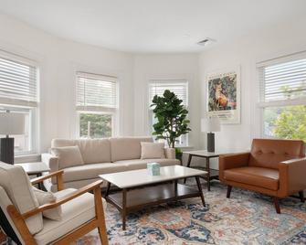 Urban Retreat: Bright, Stylish Top-Floor Apartment Near Universities & Dining - Providence