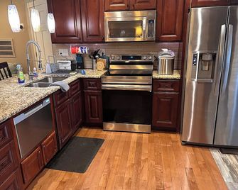 Luxe 4BR 2BA Getaway w/Large Hot Tub & Private Backyard 10mins from Downtown - Nashville - Cocina