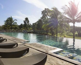 Novotel Manado Golf Resort & Convention Center - Manado - Piscina