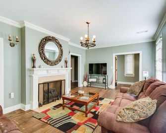 Cozy Jackson Vacation Rental 1 Mi to University - Jackson - Living room