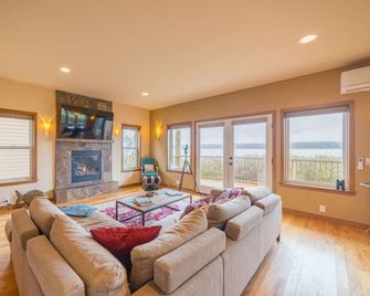 Waterfront Home w/ Beach access! - Port Ludlow - Sala de estar